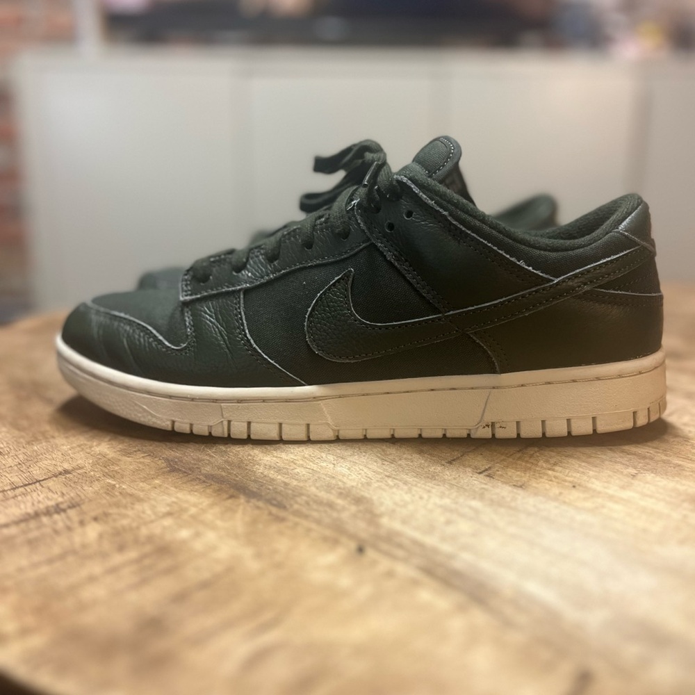 Nike Men's Dark Green Sneakers